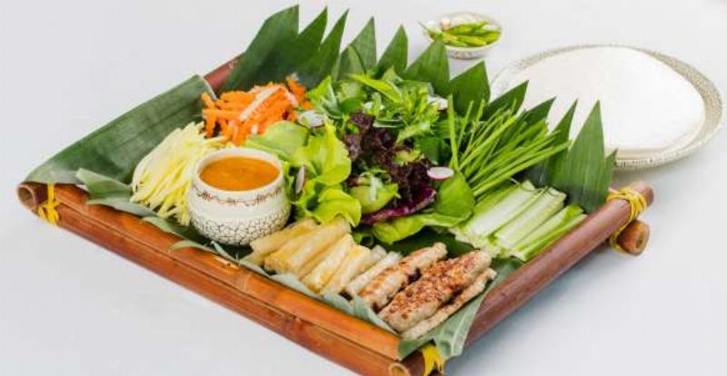Nem nướng Nha Trang trình bày đẹp mắt với đầy đủ nem, rau sống, bánh tráng và nước chấm